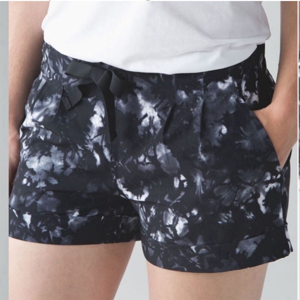 Lululemon Spring Break Away Short Ii Dusk Dye Black White size 4